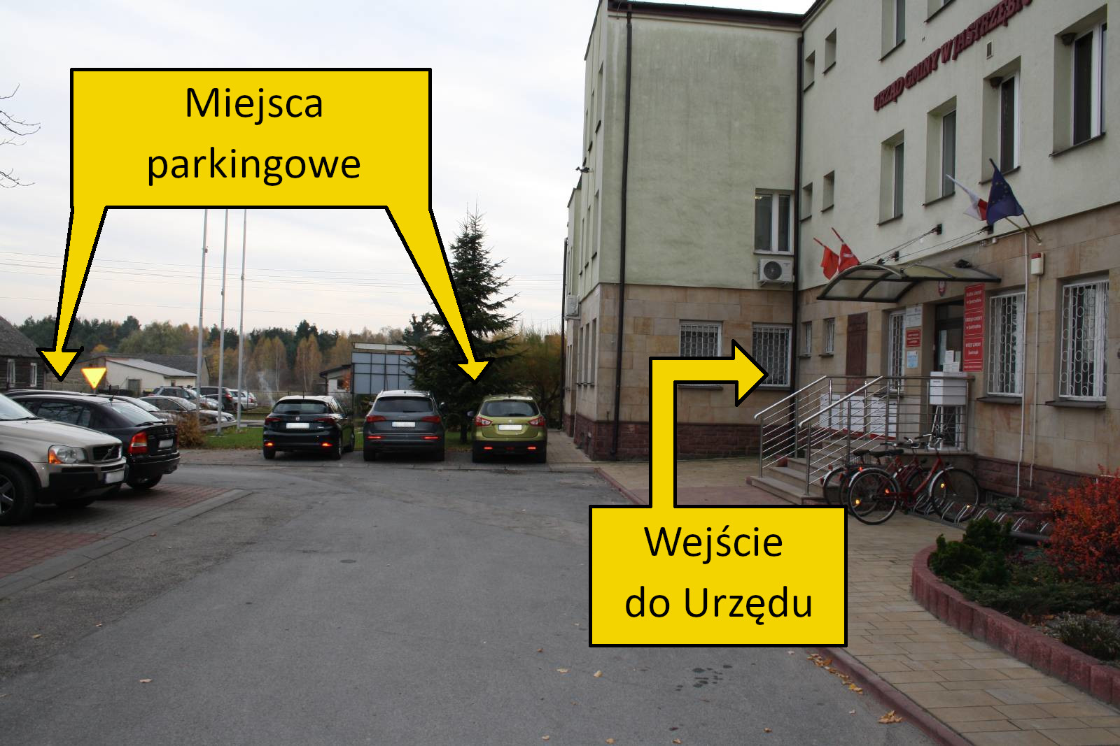 miejsca parkingowe przed Urzędem wraz ze wskazanym wejściem do Urzędu