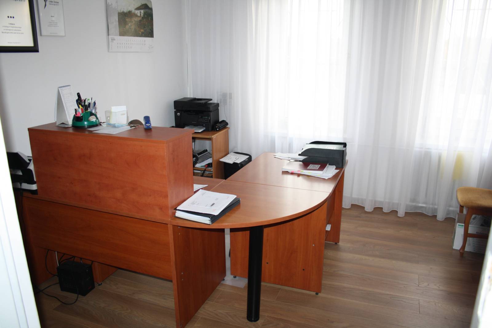 sektretariat w środkku