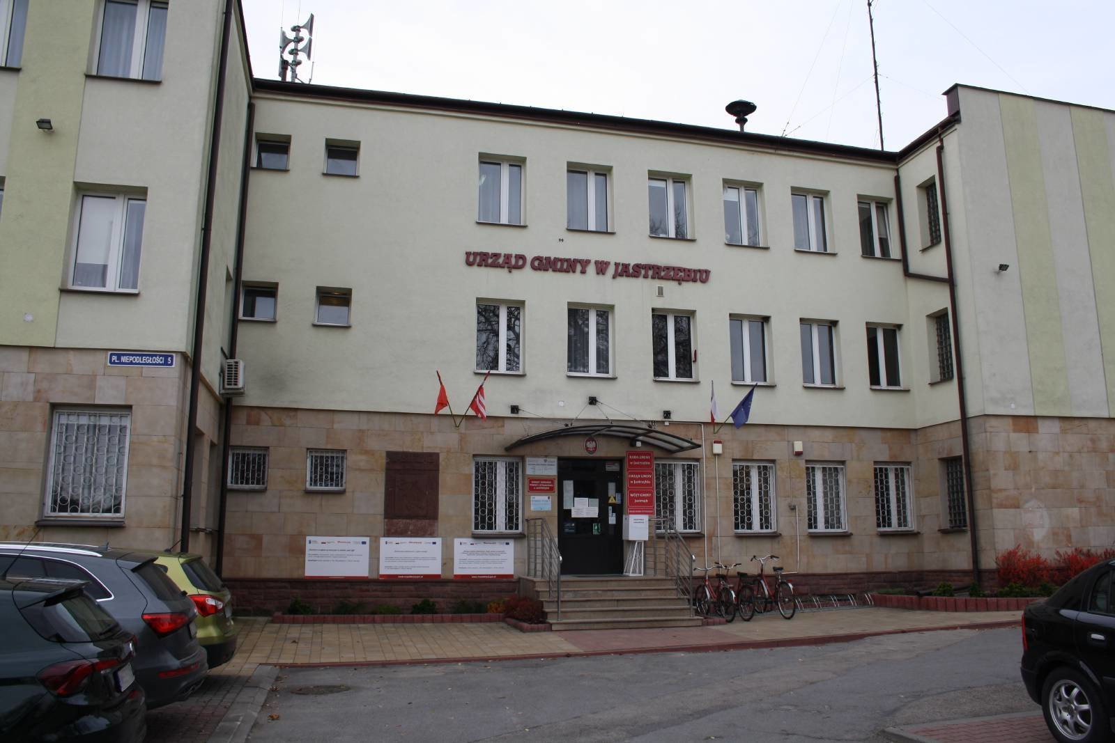 wejście do Urzędu Gminy w Jastrzębiu