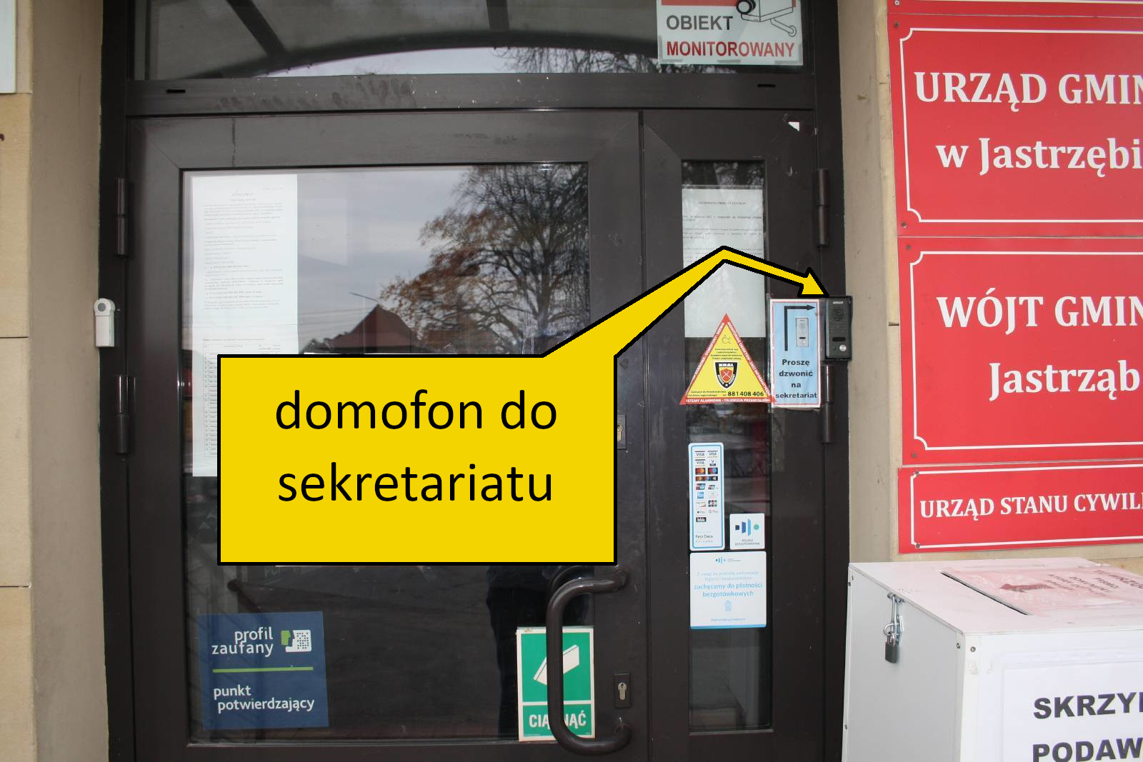 wejście do Urzędu wraz z wskazanym domofonem
