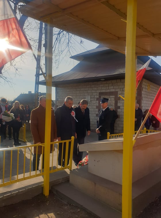 Delegacja składająca kwiaty