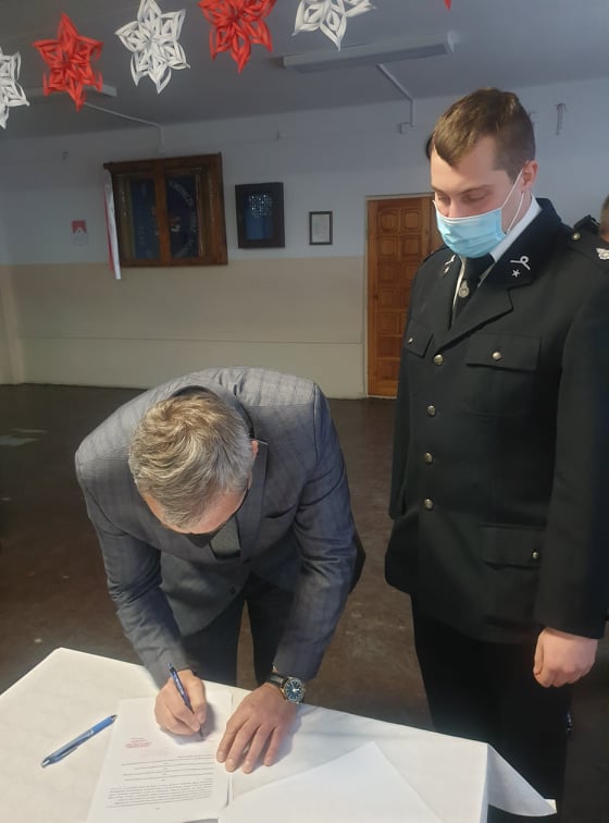 Wót Gminy Jastrząb - Andrzej Bracha oraz Prezes OSP Woli Lipienieckej Małej - Patryk Figarski podpisują przekazanie sprzętu