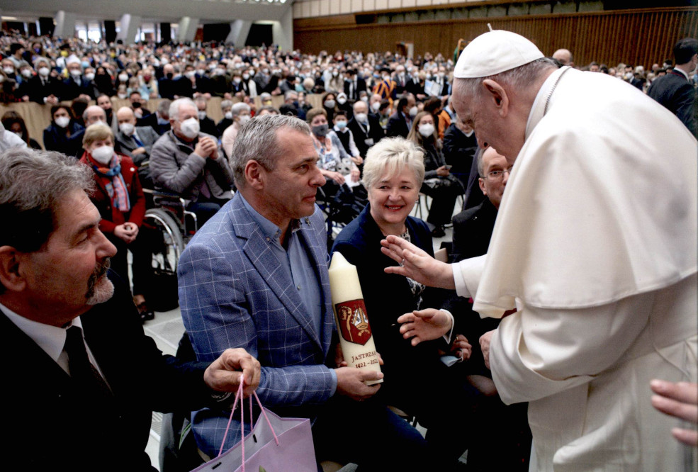 Papież Franciszek oraz Wójt Gminy Andrzej Bracha wraz z małżonką Barbarą oraz Sekretarz Gminy Albert Bobrowski