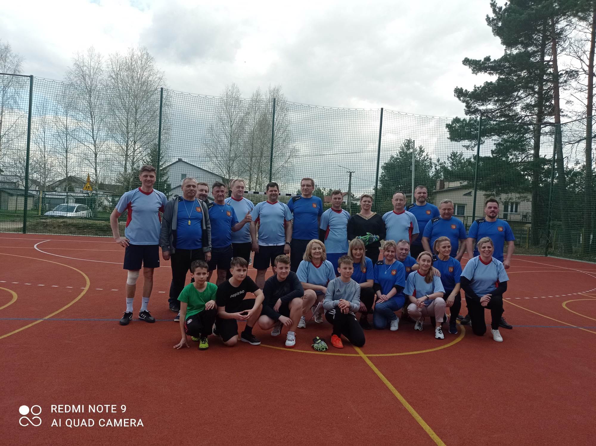 Skład drużyn meczu pomiędzy PSP w Gąsawach Rządowych na czele z Dyrektor Marzeną Sadzą oraz samorządowcami z gminy Jastrząb, kapitanem tej drużyny był Przewodniczący Rady Miejskiej Sławomir Bińkowski natomiast bramkarzem, który dzielnie bronił była Sekretarz Gminy Agnieszka Dąbrowska