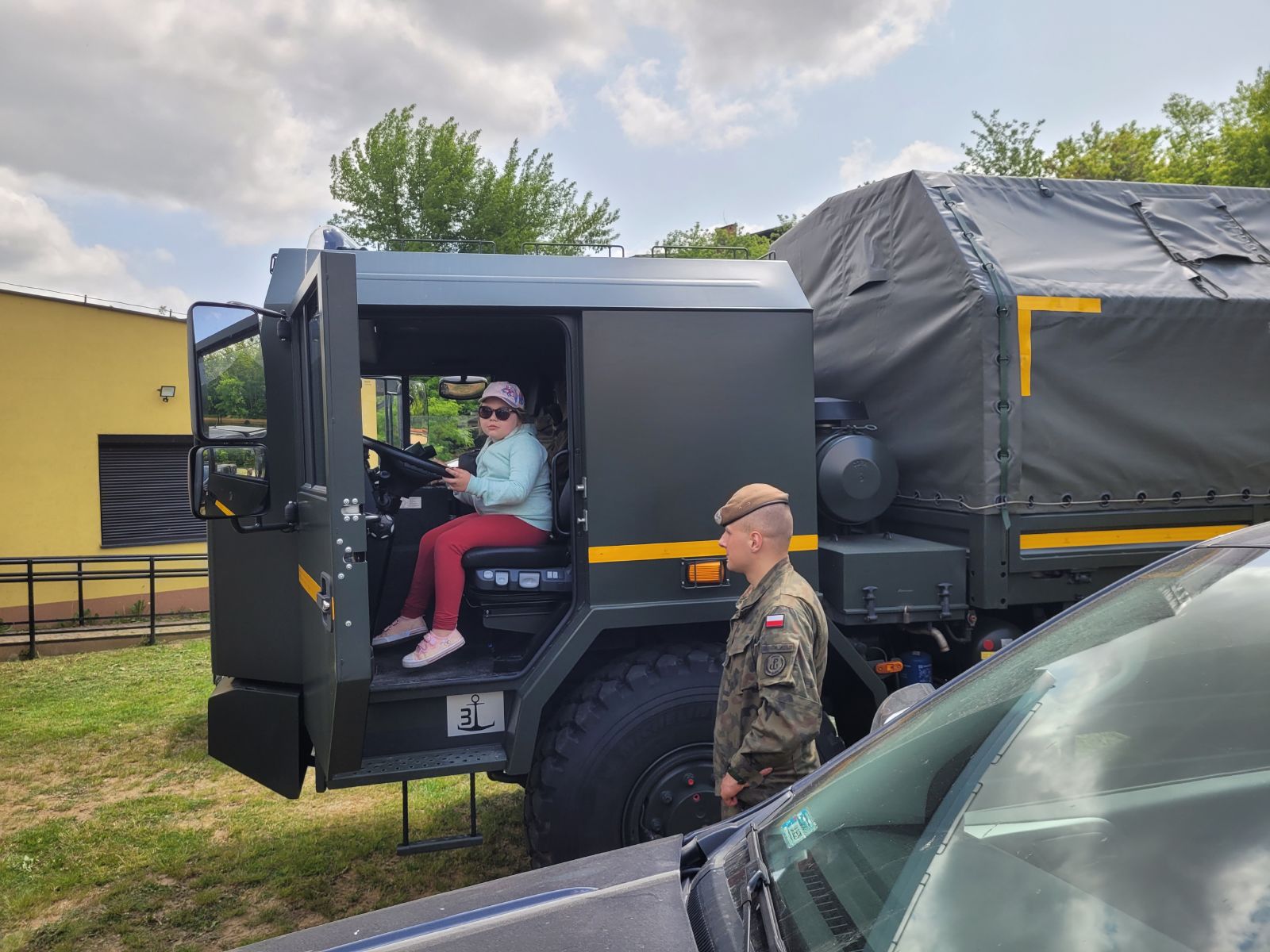 Dziecko w pojeździe Wojska Polskiego - Jelcz