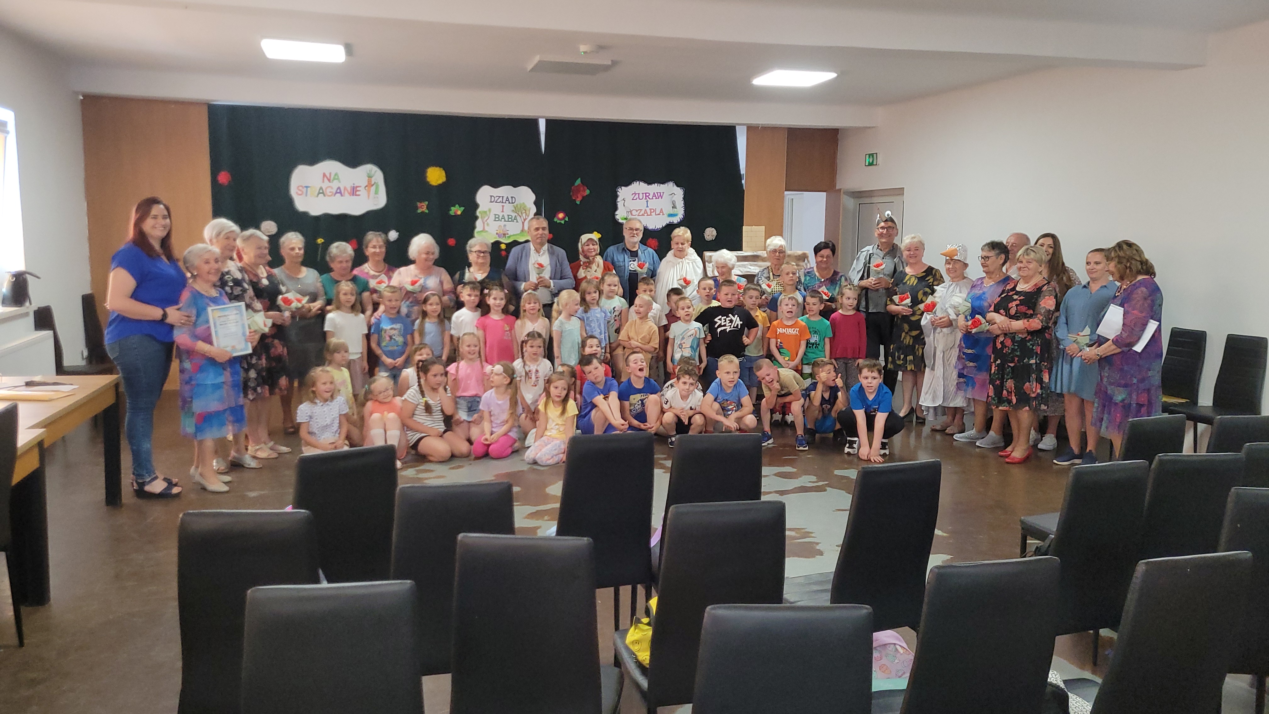 Zdjęcie grupowe, Burmistrz, dzieci wraz z Przedkolankami oraz Seniorzy