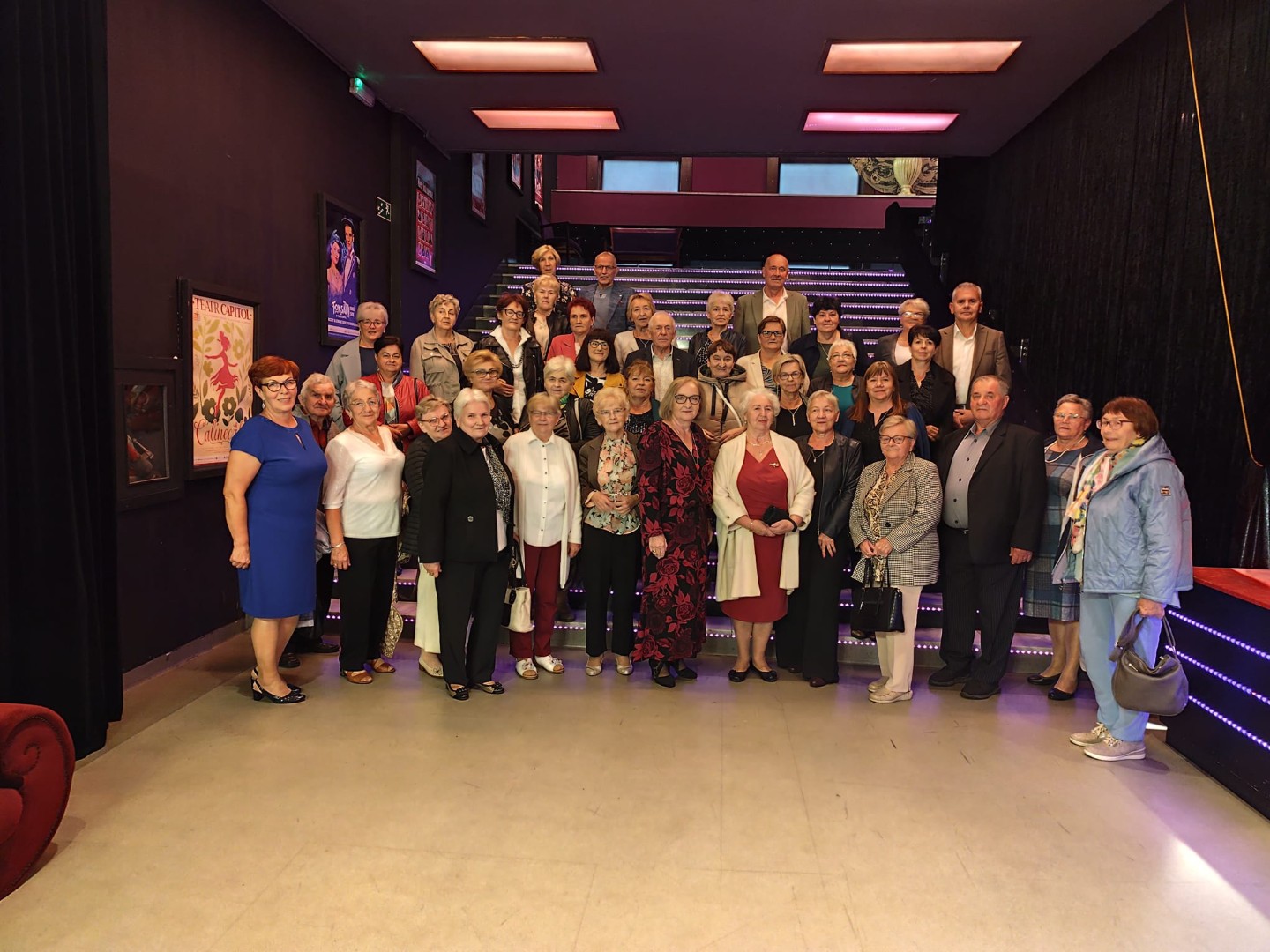 Zdjęcie grupowe seniorów w teatrze