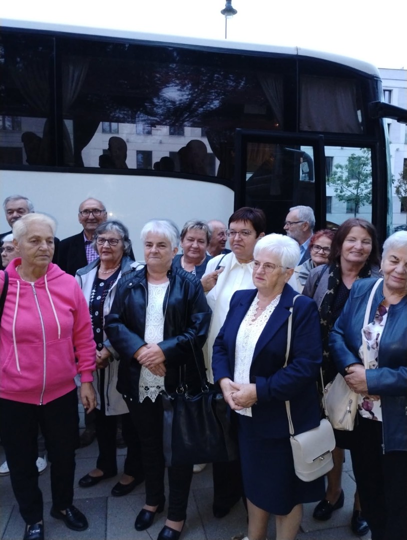 Zdjęcie seniorów przed autobusem - strona prawa