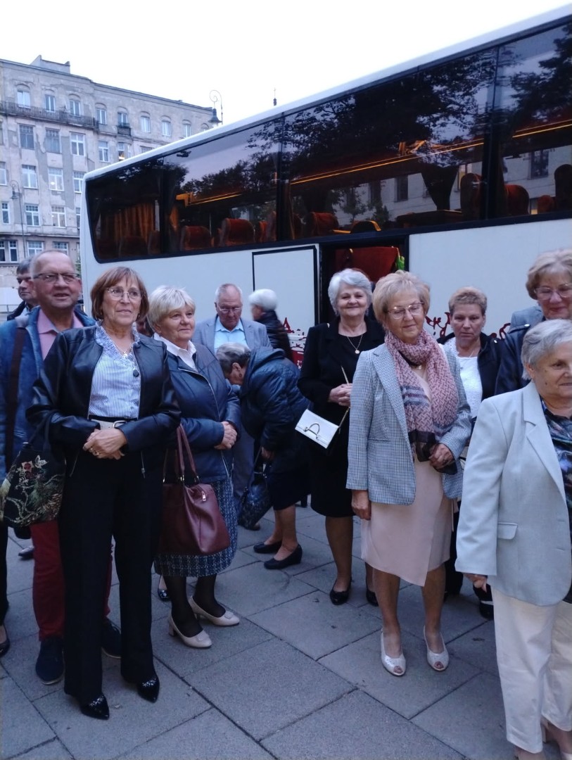 Zdjęcie seniorów przed autobusem - strona lewa