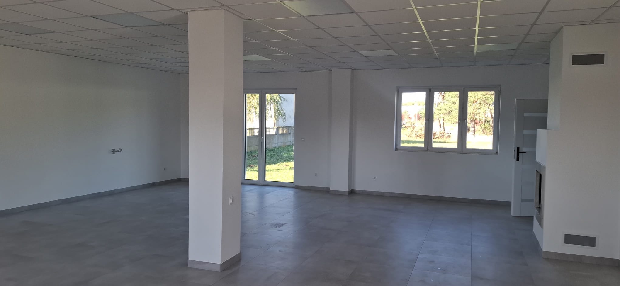 Panorama wnętrza budynku świetlicy wiejskiej w Kolonii Kuźnia