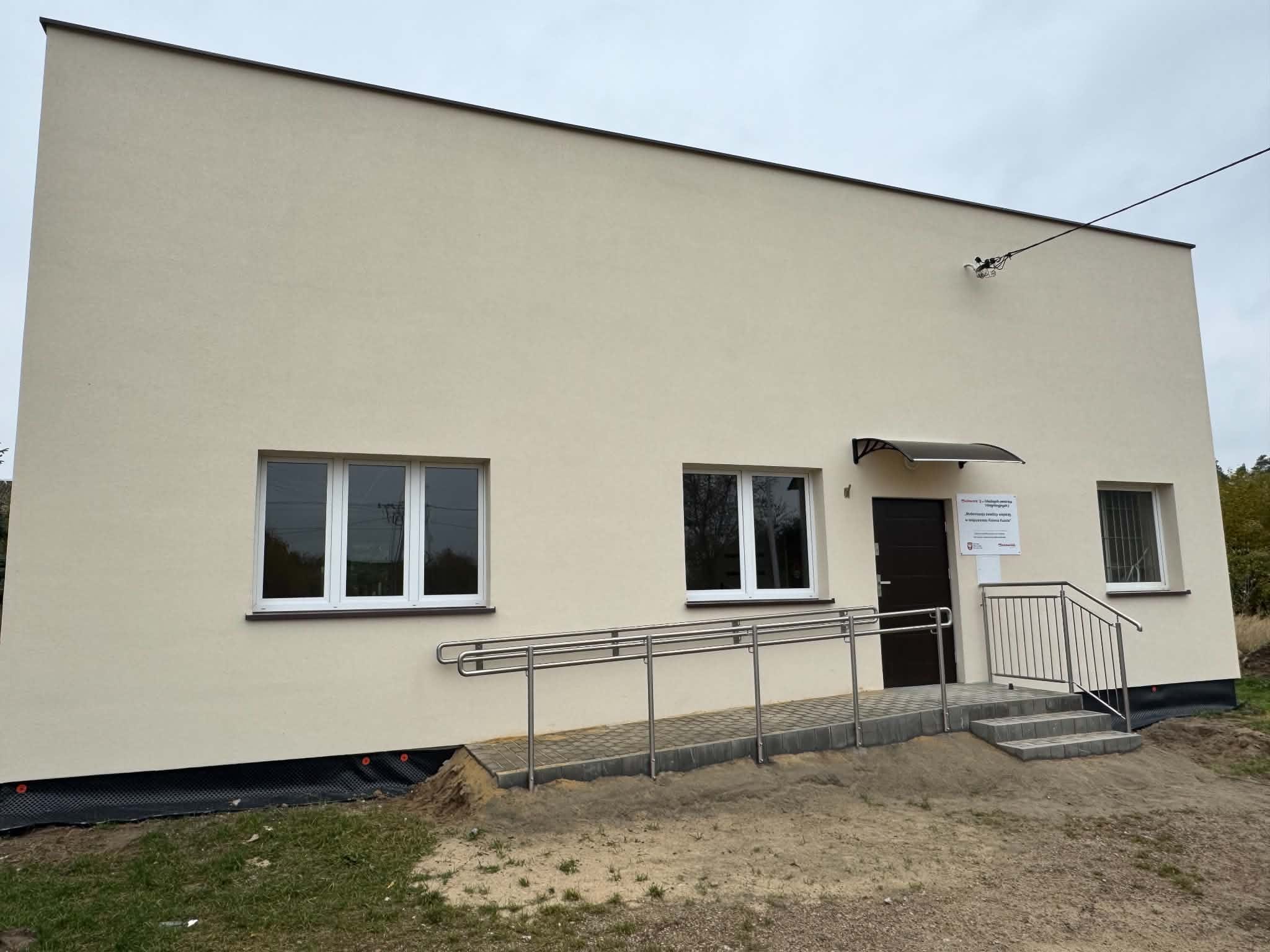 Front budynku świetlicy wiejskiej w miejscowości Kolonia Kuźnia
