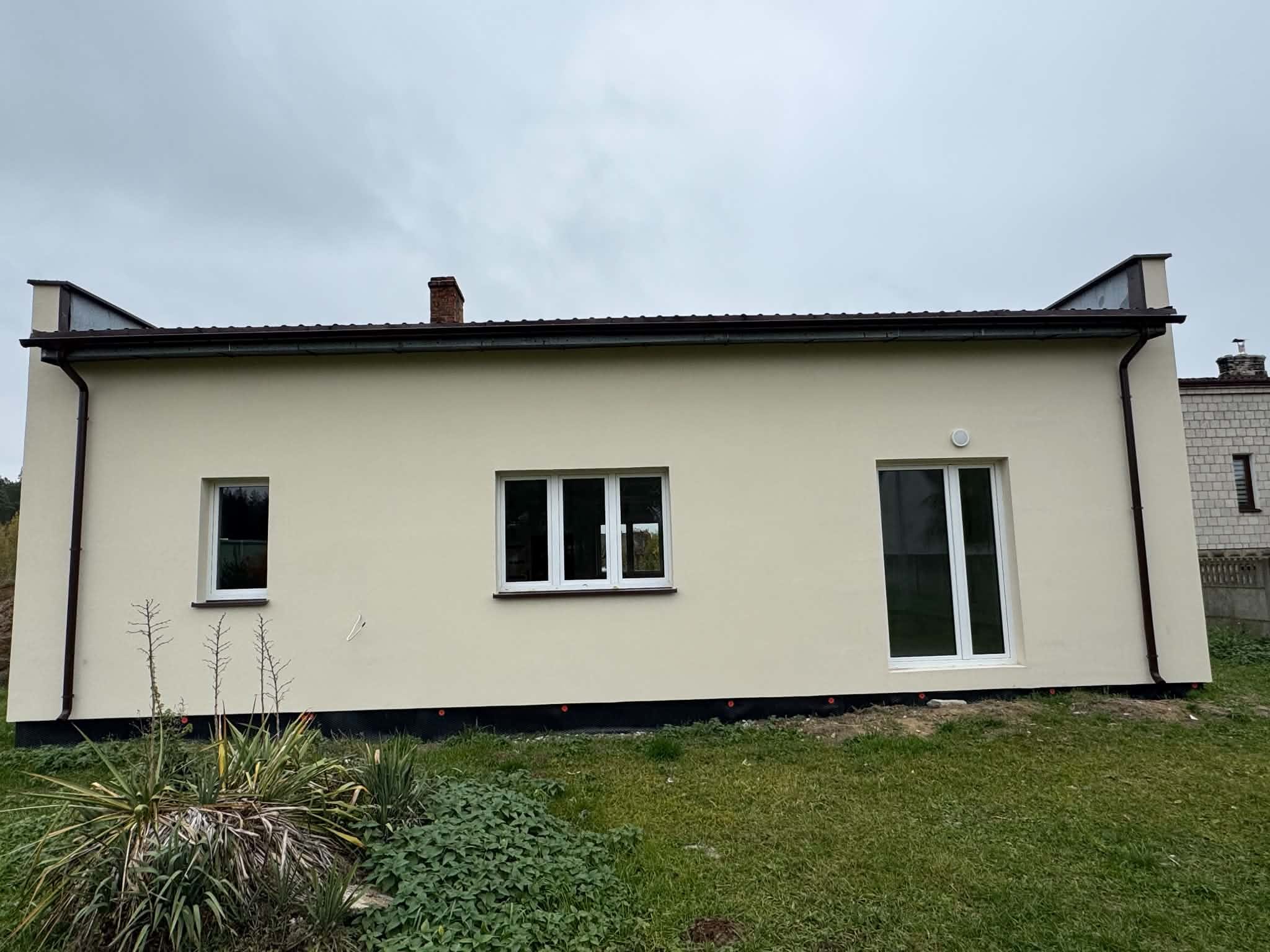 Tył zewnętrznej części budynku świetlicy wiejskiej w Kolonii Kuźnia