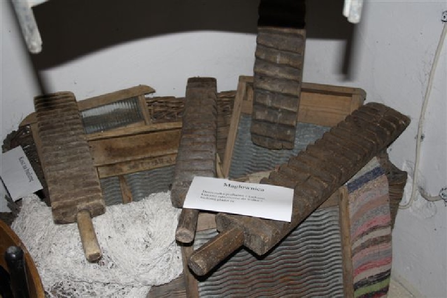 Eksponaty w Izbie Regionalnej  w Nowym Dworze - maglownice