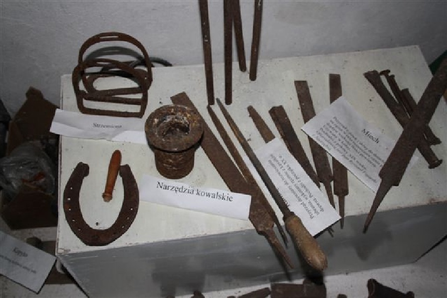 Eksponaty w Izbie Regionalnej  w Nowym Dworze - narzędzia kowalskie