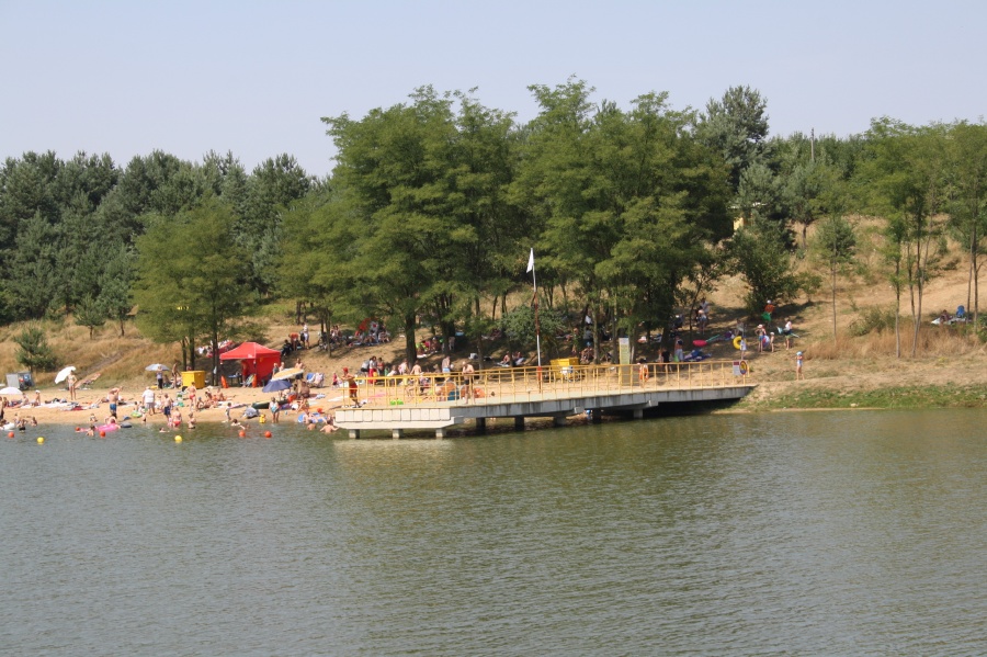 Zalew w Jastrzębiu - widok mola i plaży