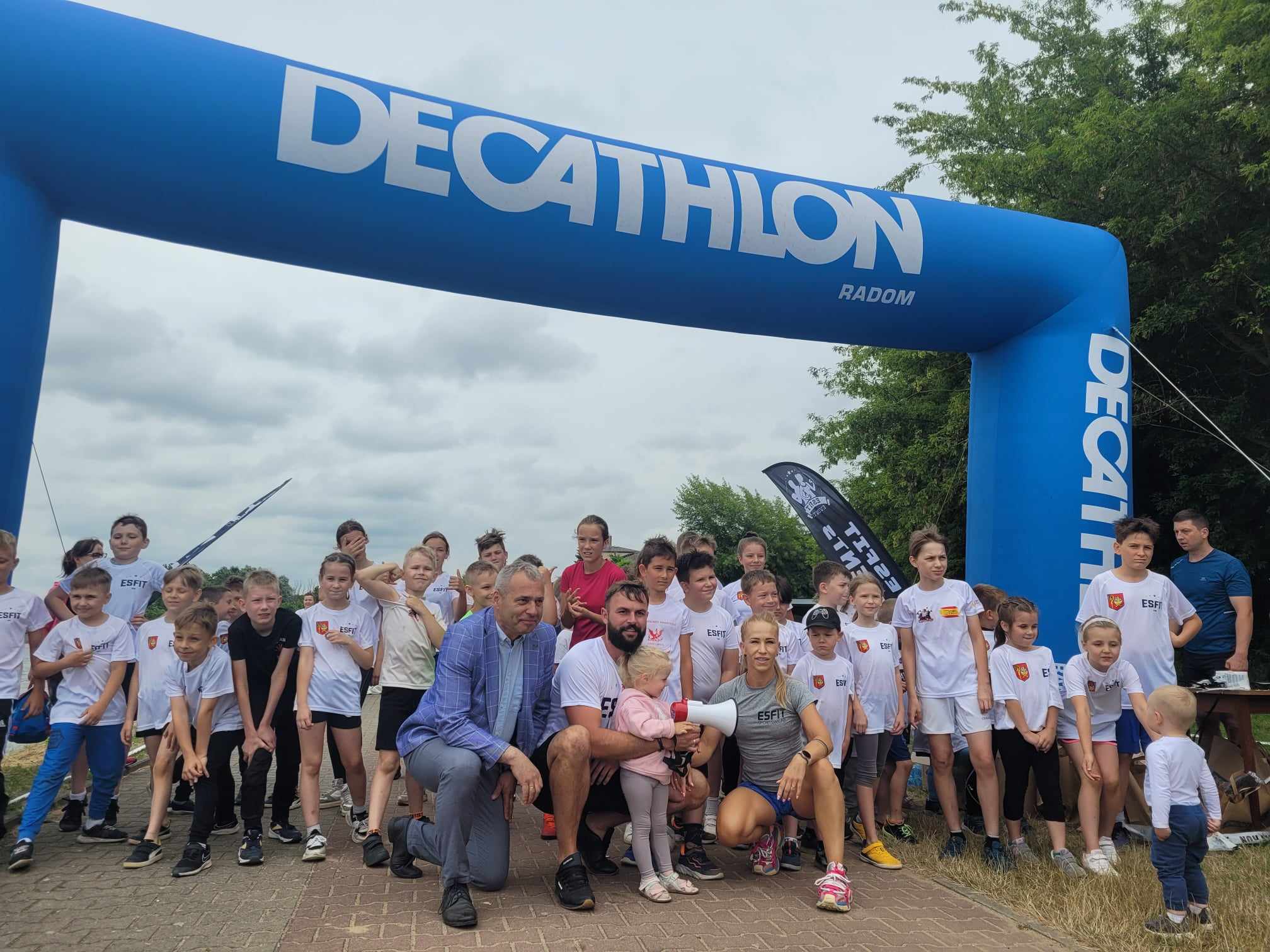 Burmistrz Jastrzębia - Andrzej Bracha wraz z uczestnikami biegu na linii startu