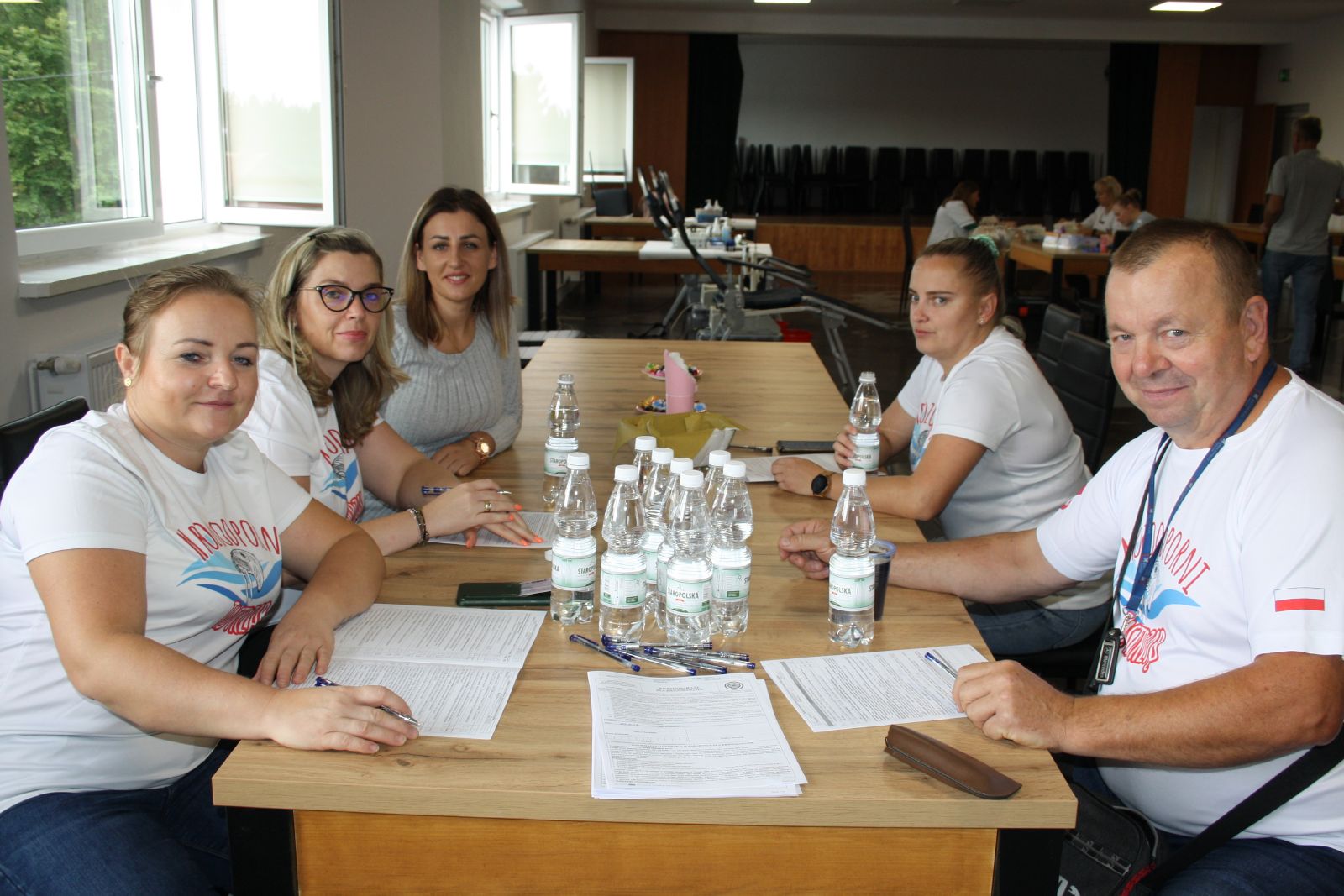 krwiodawcy przy stole w świetlicy