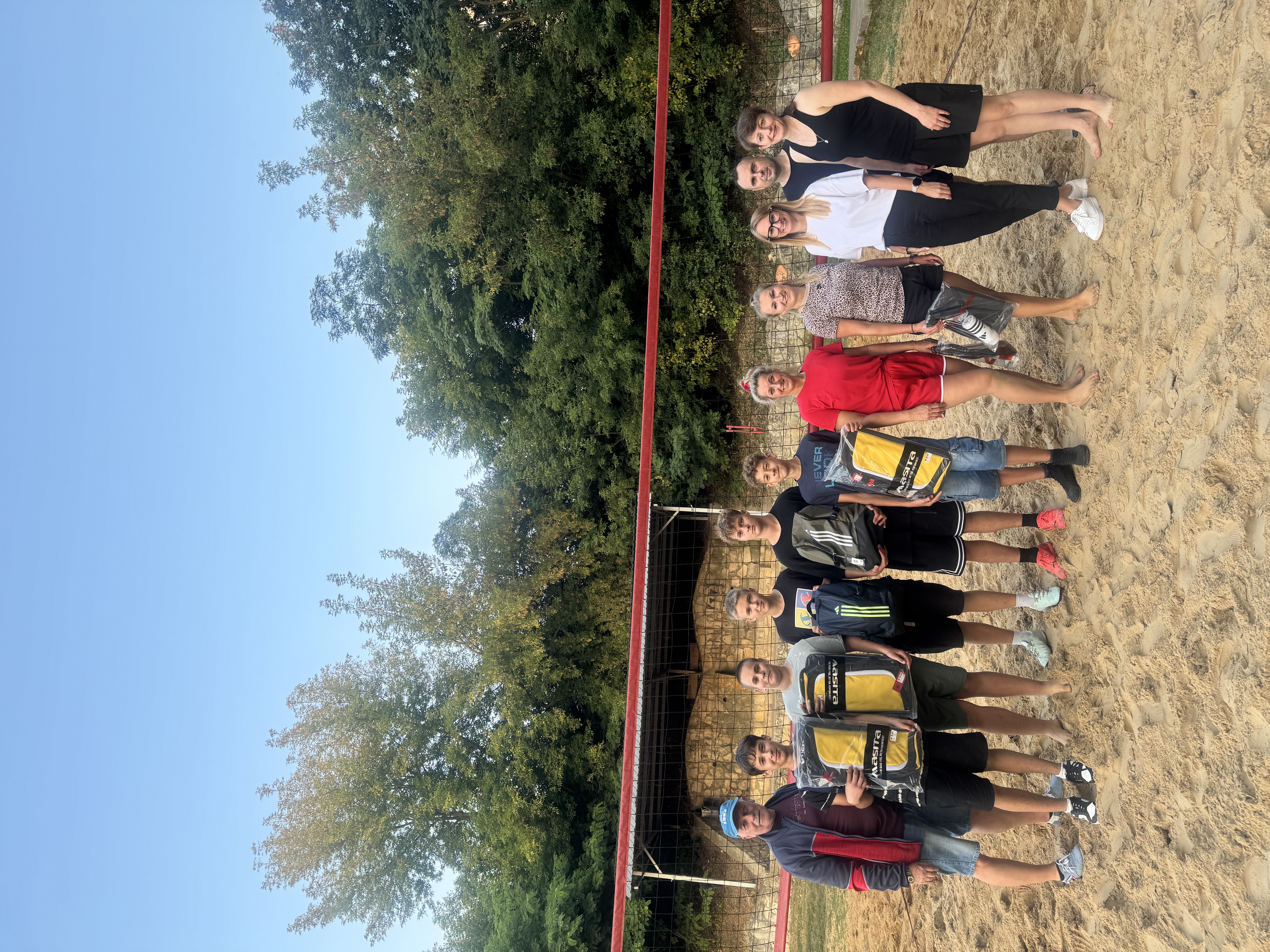 Zdjęcie grupowe na boisku do siatkówki plażowej