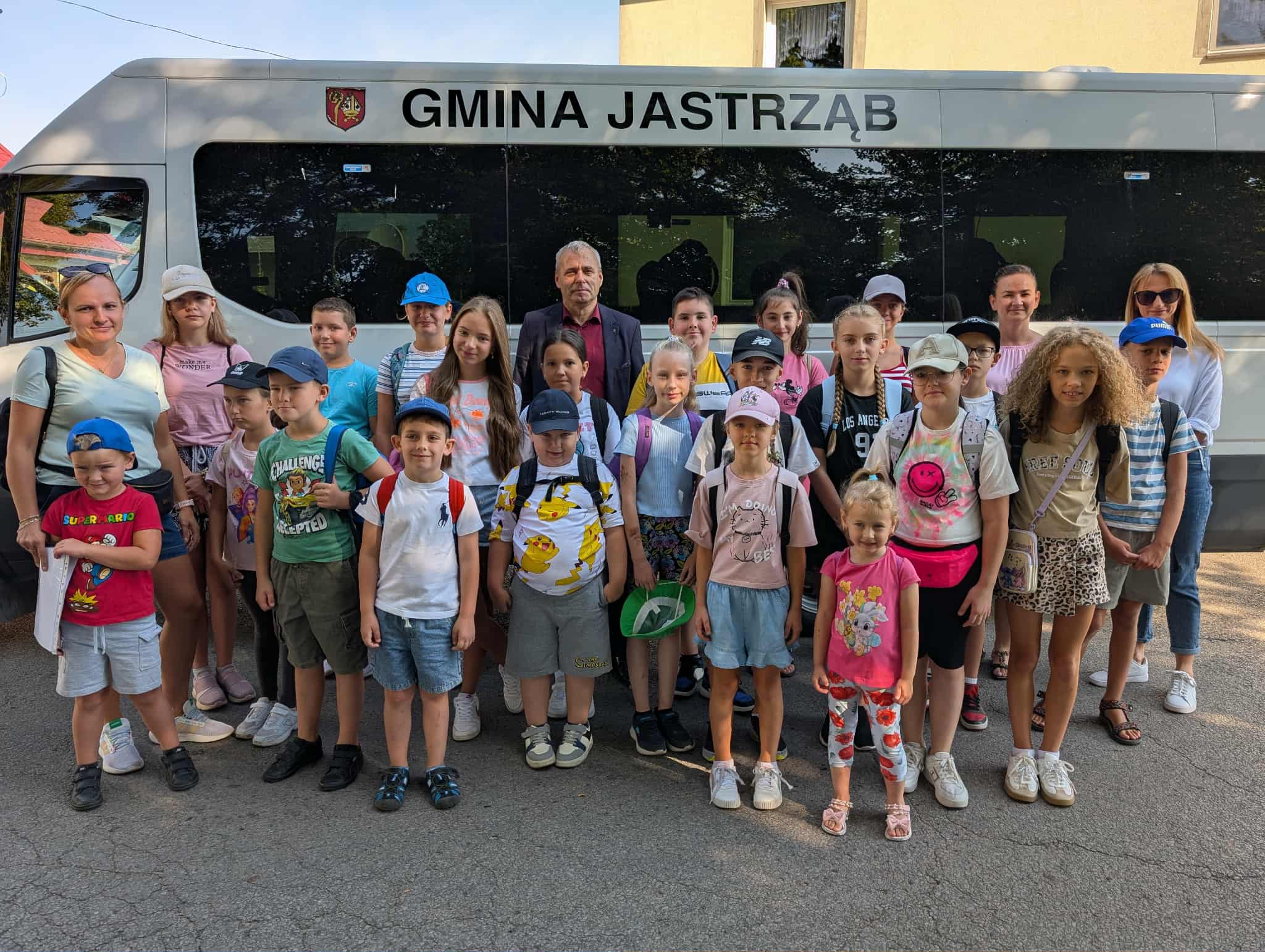 Zdjęcie grupowe dzieci wraz z opiekunami